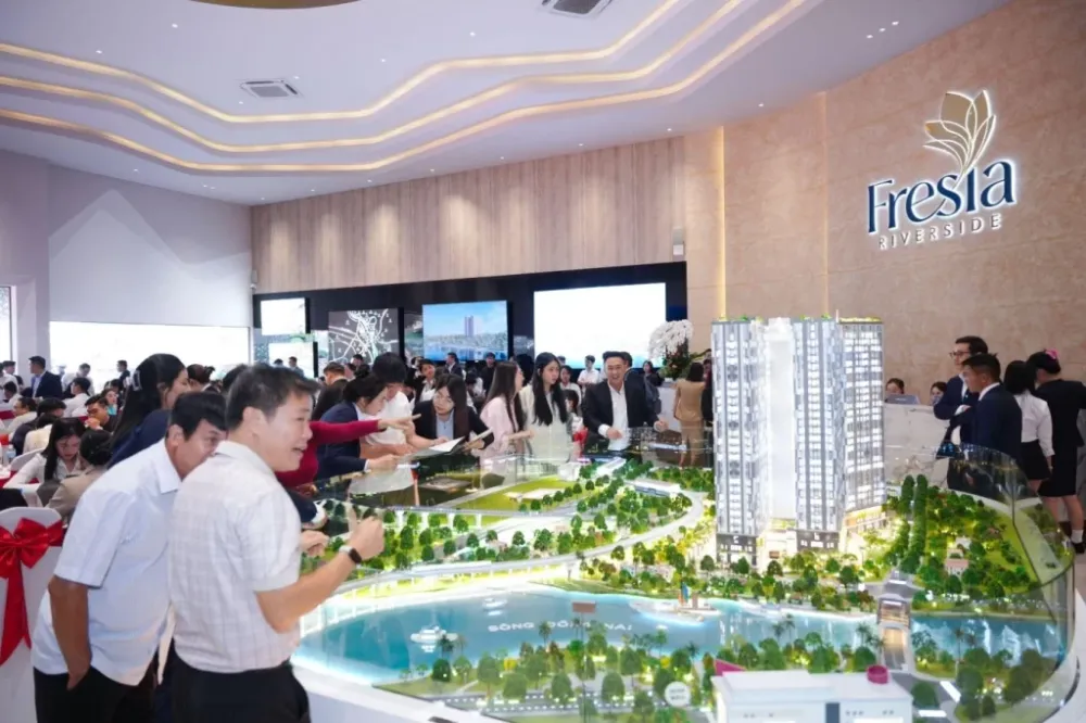 Nhà đầu tư tham quan sa bàn dự án Fresia Riverside. Ảnh:&nbsp;Fresia Riverside