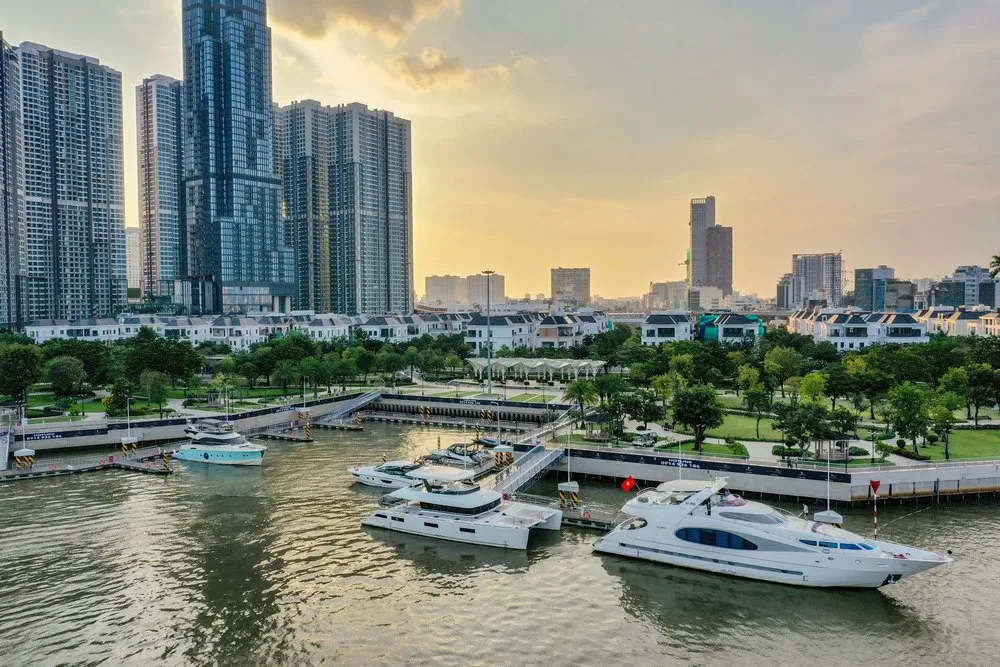 Bến du thuyền Vinhomes có nhiều thương hiệu và du thuyền đang neo đậu