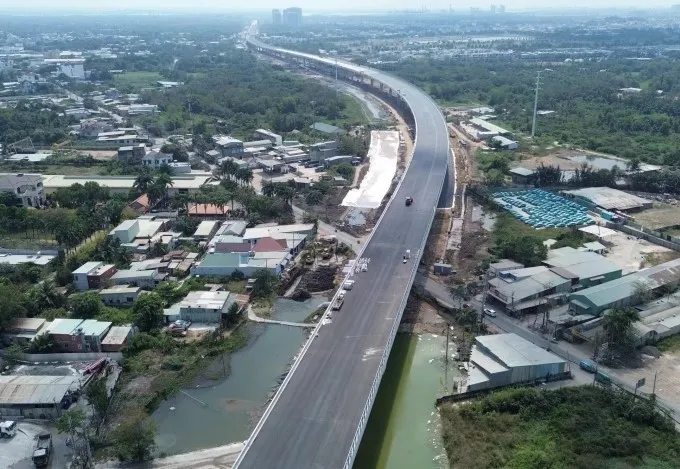 Đoạn cầu cạn Vành đai 3 qua khu đông TP HCM đã trải nhựa, tháng 2/2026