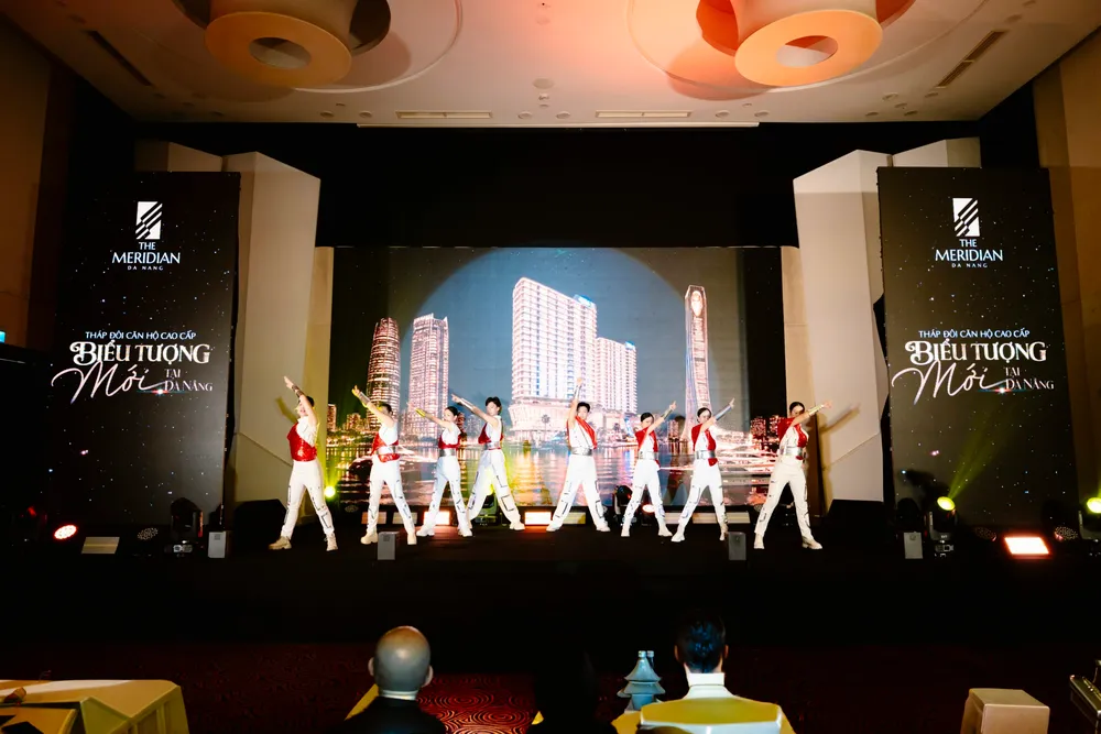 Màn hình LED bùng sáng với TVC backstory