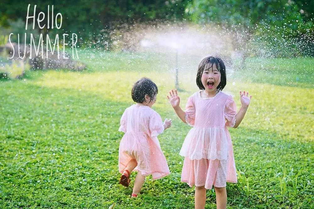 Các em nhỏ nô đùa trong khu đô thị Ecopark.