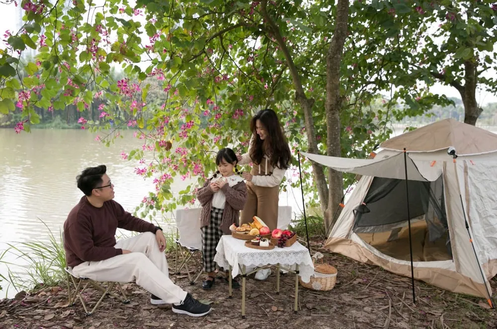 Cư dân và khách tham quan nghỉ dưỡng, thư giãn trong khu đô thị Ecopark.