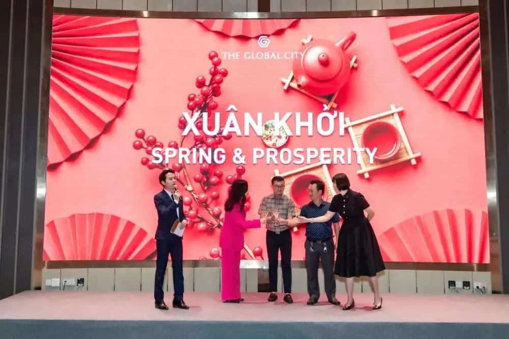 Đại diện Masterise Homes cùng các khách mời cùng nâng ly chúc mừng sự phát triển của cộng đồng doanh nhân người Hoa tại Việt Nam.