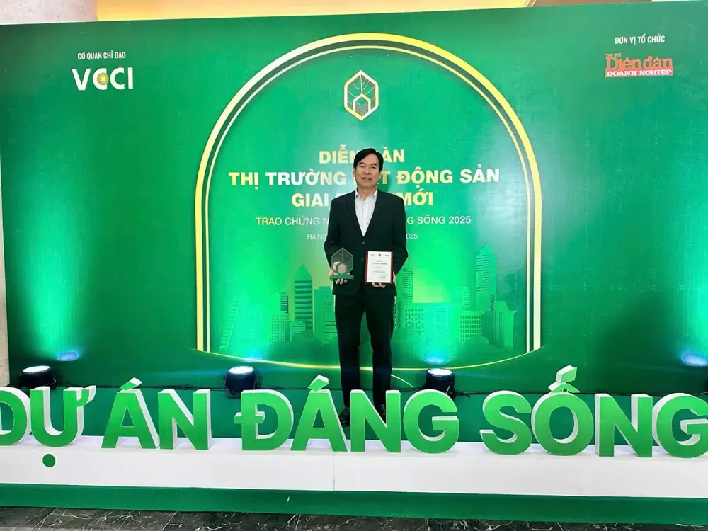 Đại diện Tập đoàn Lê Phong nhận giải thưởng Dự án đáng sống năm 2025 dành cho hạng mục Nhà ở xã hội do Tạp chí Diễn đàn Doanh nghiệp tổ chức.