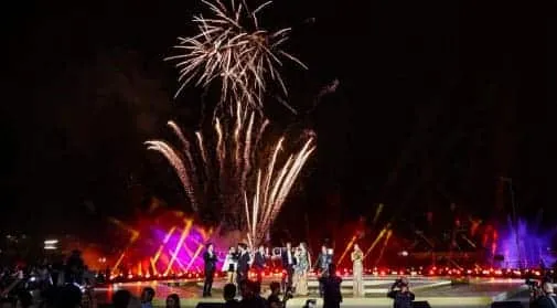 ĐẾM NGƯỢC ĐÓN NĂM MỚI VỚI MÀN TRÌNH DIỄN NGHỆ THUẬT KẾT HỢP BẮN PHÁO HOA HOÀNH TRÁNG.