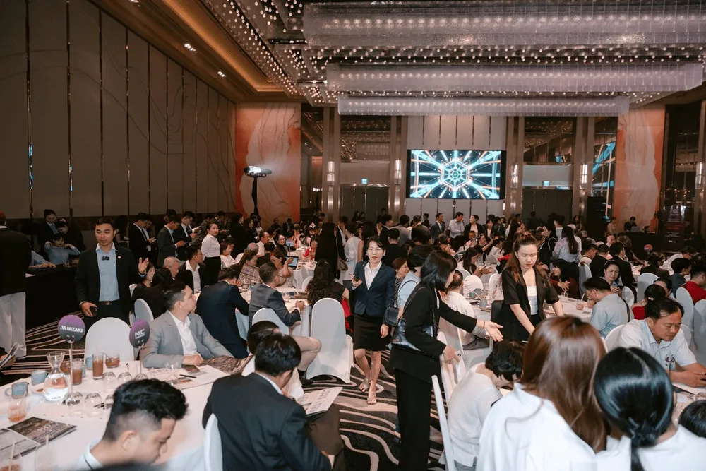 Hàng trăm nhà đầu tư tham dự sự kiện Mở màn tâm điểm trù phú từ sáng sớm
