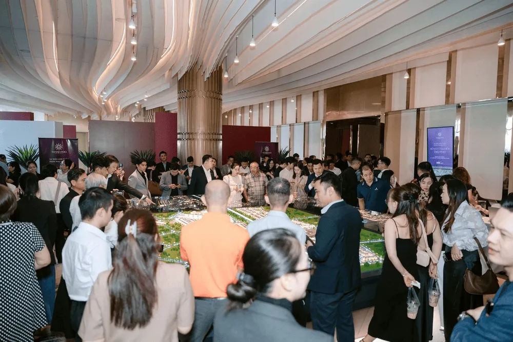 Khách hàng trải nghiệm và tham quan sa bàn trực tiếp tại sự kiện