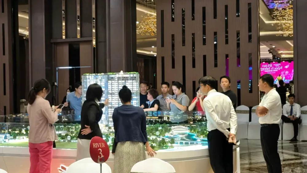 Khách hàng tìm hiểu và đặt cọc căn hộ Upgrade Collection - River 2 ngay tại sự kiện với sự hỗ trợ của đội ngũ chuyên viên tư vấn chuyên nghiệp 
