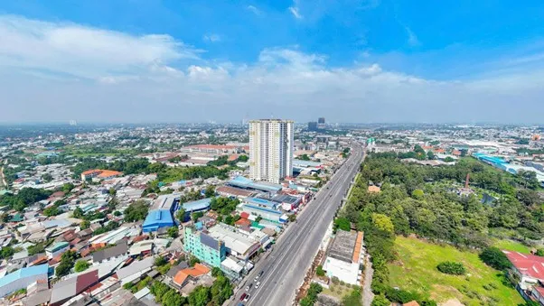 Khu căn hộ Diamond Boulevard nằm ngay mặt tiền Quốc Lộ 13, sát ga Metro C7 thuộc tuyến Thủ Dầu Một – TP.HCM và TTTM Aeon Mall