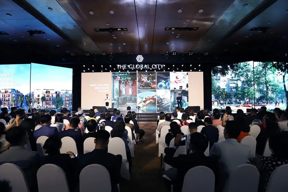 Khách hàng háo hức check-in tại sự kiện trải nghiệm The Global City