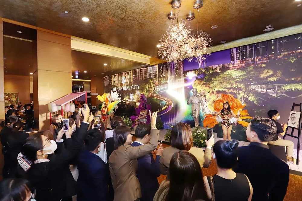 Khách hàng háo hức check-in tại sự kiện trải nghiệm The Global City