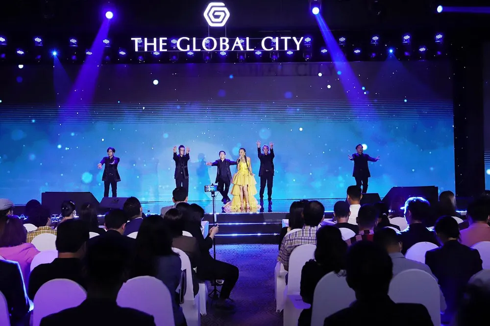 Khách hàng háo hức check-in tại sự kiện trải nghiệm The Global City