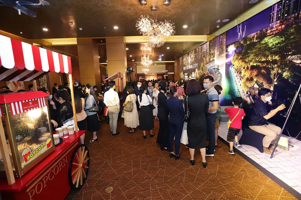 Khách hàng háo hức check-in tại sự kiện trải nghiệm The Global City
