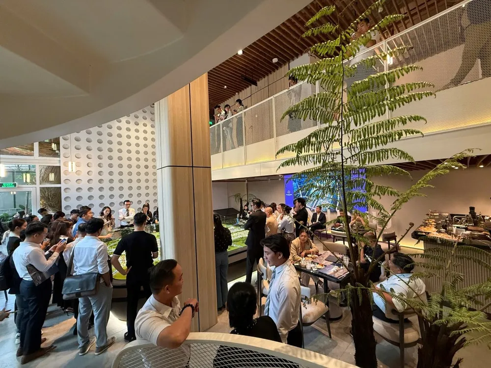 Khách hàng xem xét kỹ lưỡng từng chi tiết mô hình kiến trúc của Thanh Phú Centre Point