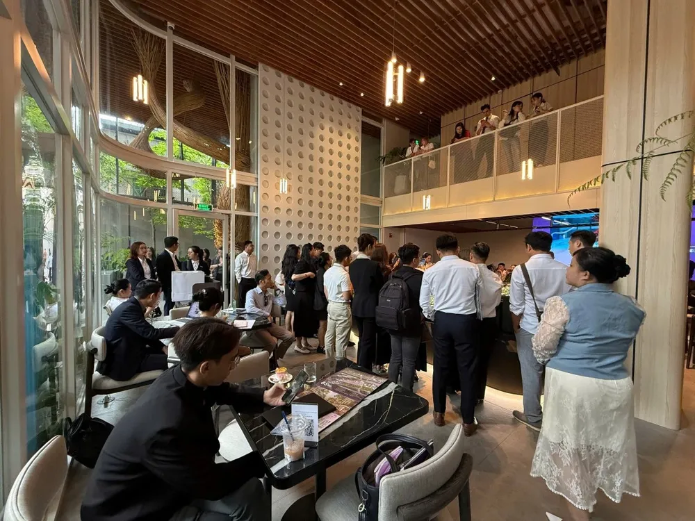 Các gia đình và nhà đầu tư đang cùng nhau quan sát dự án Thanh Phú Centre Point
