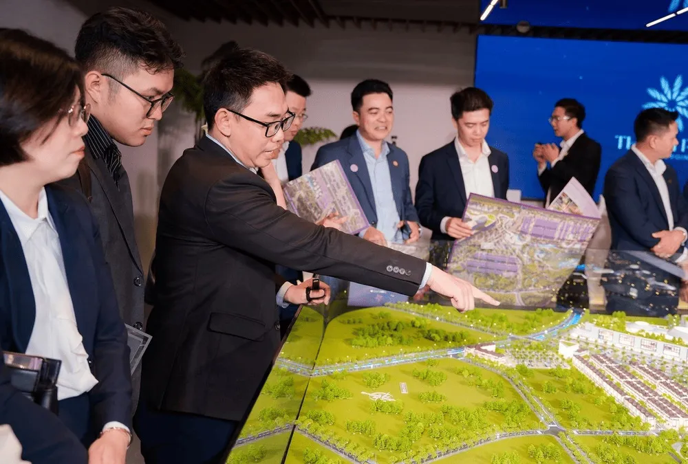 Chuyên viên kinh doanh đang tư vấn tận tình cho khách hàng tại dự án Thanh Phú Centre Point