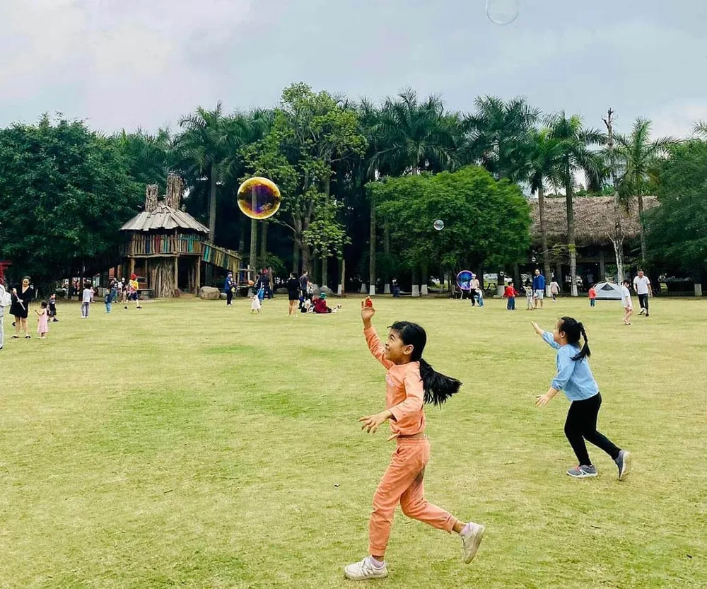 Khu vui chơi cho trẻ em gần hồ Thiên Nga.