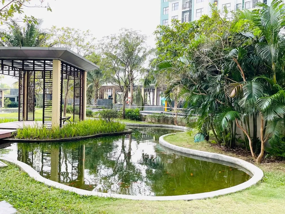 Khuôn viên xanh giữa các tòa nhà tại Ecopark.