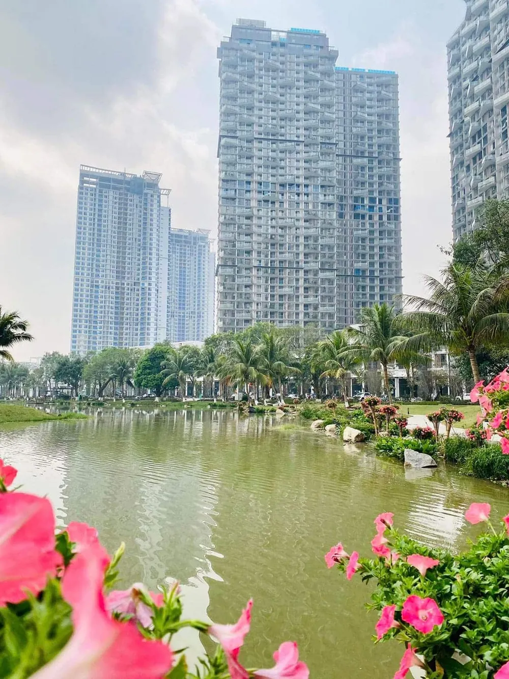 Khuôn viên xanh tại công viên hồ Thiên Nga.