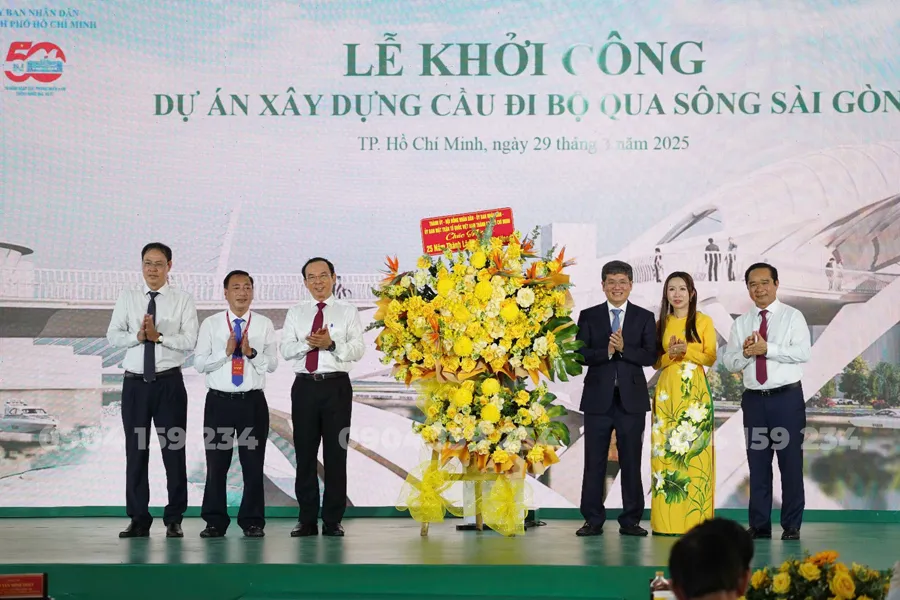le khoi cong cau di bo qua song sai gon