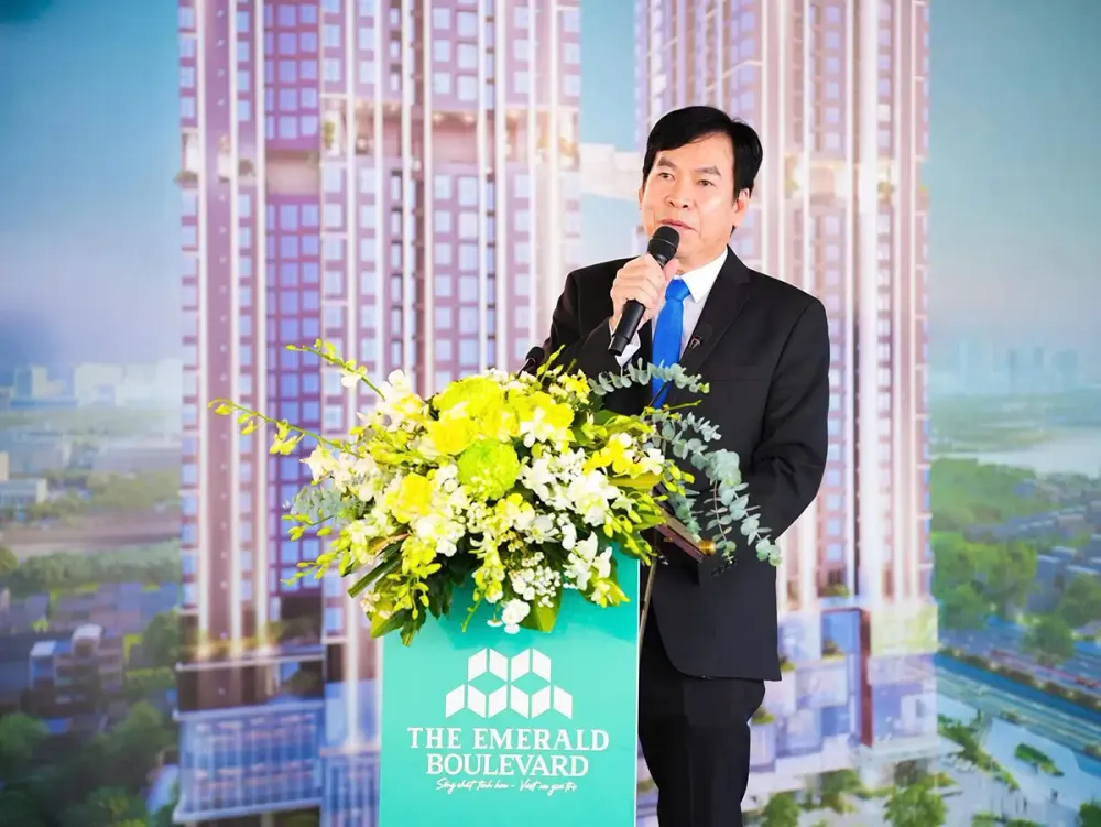 Ông Bùi Ngươn Phong – Chủ tịch HĐQT, Nhà sáng lập Hệ sinh thái Tập đoàn Lê Phong phát biểu tại lễ khởi công The Emerald Boulevard
