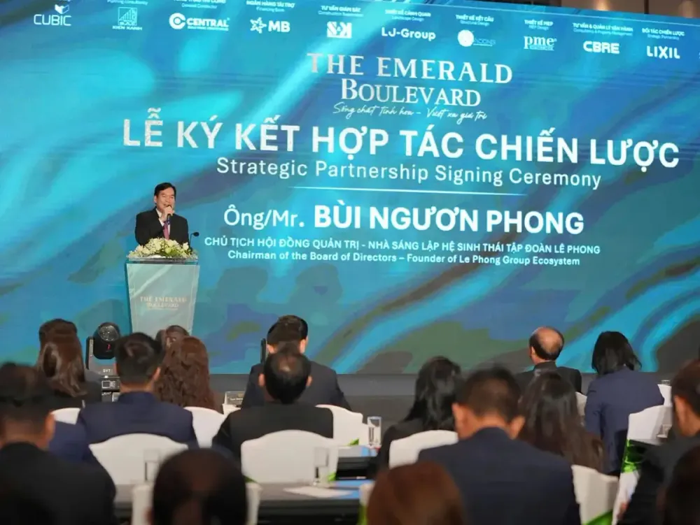 Ông Bùi Ngươn Phong – Chủ tịch HĐQT – Nhà sáng lập hệ sinh thái Tập đoàn Lê Phong phát biểu tại sự kiện ký kết hợp tác chiến lược dự án The Emerald Boulevard.