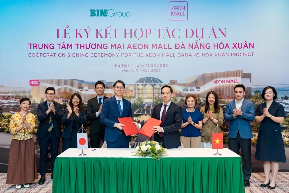 Lễ ký kết hợp tác dự án trung tâm thương mại AEON MALL Đà Nẵng Hòa Xuân giữa ông Isobe Daisuke và ông Đoàn Quốc Huy