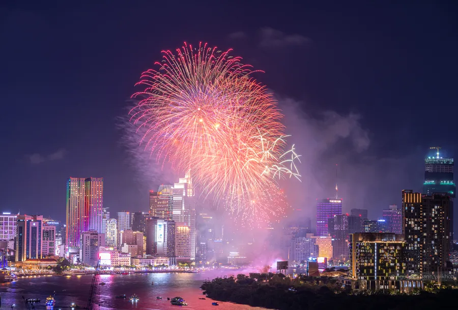 Phao hoa tai cong vien noc ham thu thiem phia truoc du an empire city