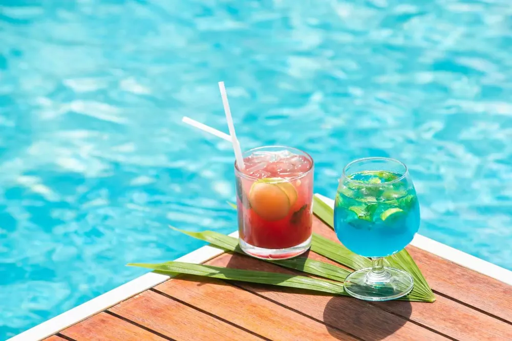 Quầy bar bên hồ bơi tại Alizé Đà Nẵng