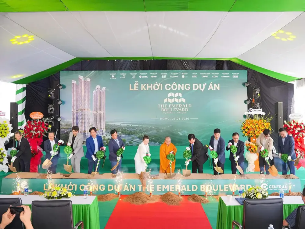 Đại diện Tập đoàn Lê Phong và  các đơn vị tham gia phát triển dự án thực hiện nghi thức khởi công. Ảnh: Cù Huy Hùng