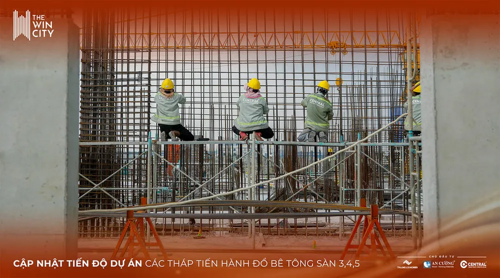 Công nhân thi công sàn tầng cao tại phân khu VIC 2 dự án The Win City
