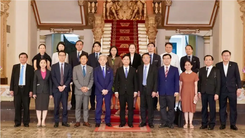 Các đại biểu chụp hình lưu niệm