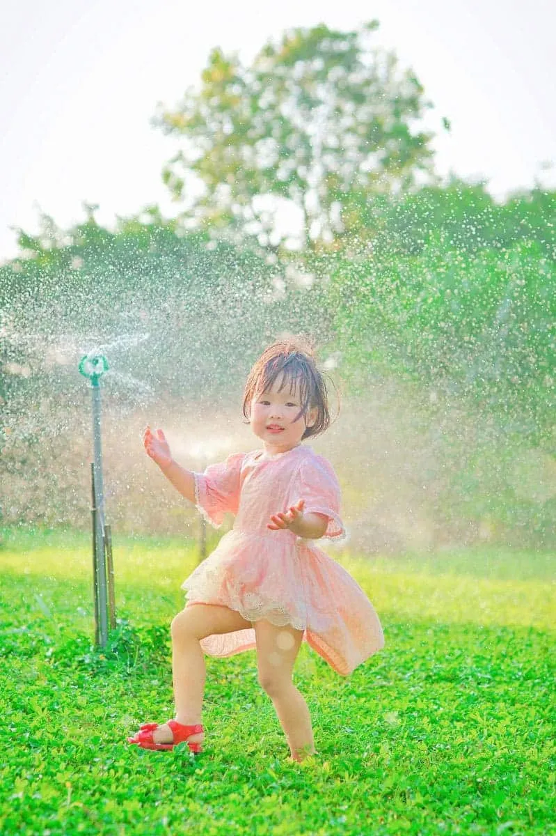 Trẻ nhỏ hạnh phúc khi chơi đùa giữa thiên nhiên.