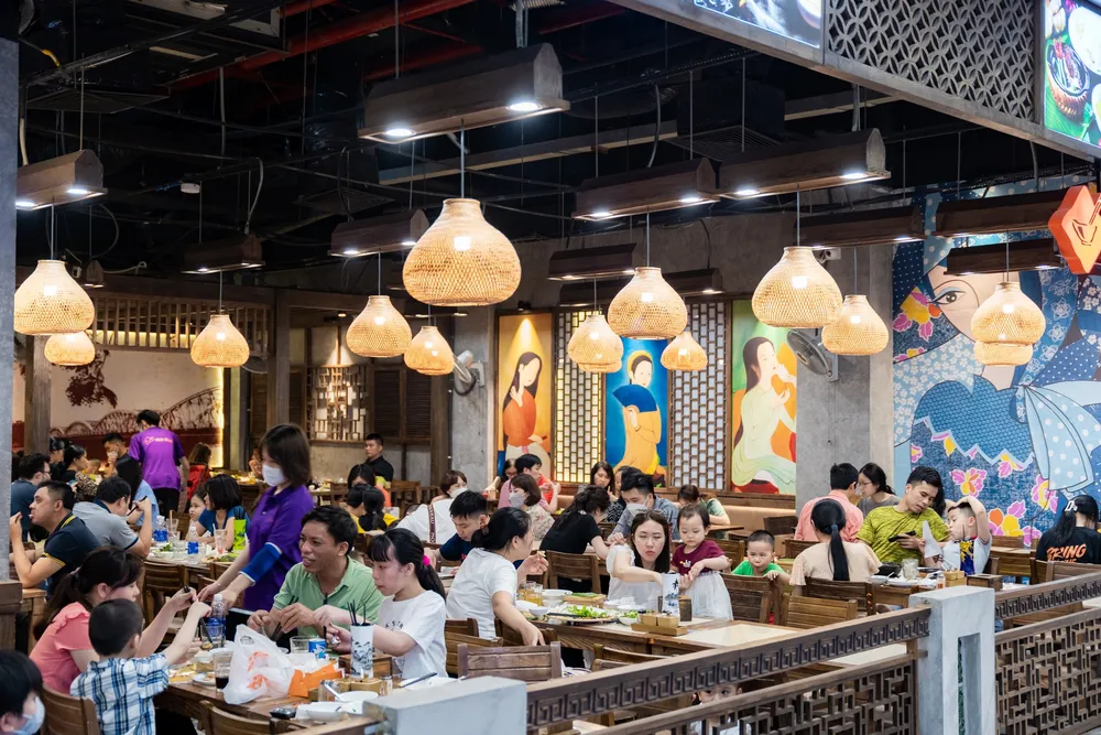 Khung cảnh nhộn nhịp của một khu ẩm thực tại TTTM Vincom
